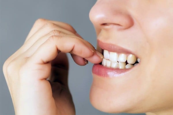Dắt thức ăn dưới răng Implant – Nguyên nhân và cách khắc phục - Nha Khoa Home