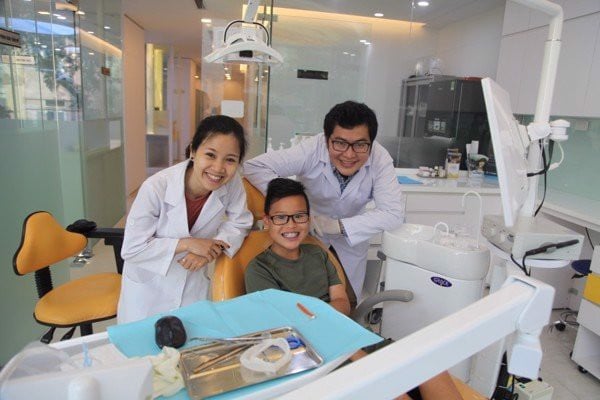 Những thông tin cơ bản mà cha mẹ nên biết khi nhổ răng sâu cho trẻ - Nha Khoa Home