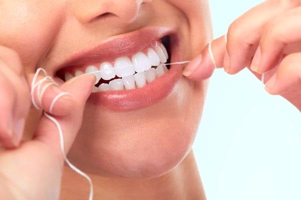 Kết hợp giữa đánh răng và sử dụng chỉ nha khoa để bảo vệ sức khỏe răng miệng.