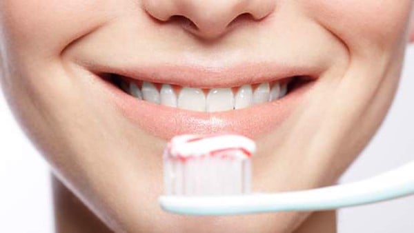 Đánh răng 2 lần/ ngày và đúng cách là yếu tố cơ bản đầu tiên phòng ngừa mảng bám.