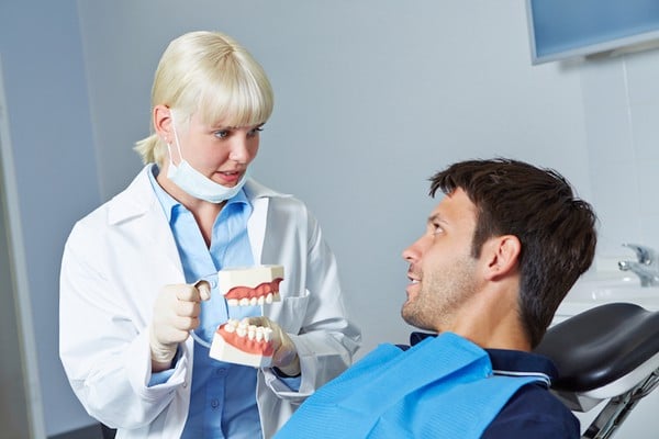 Hãy tham khảo ý kiến nha sĩ trước khi quyết định nhổ răng khôn.