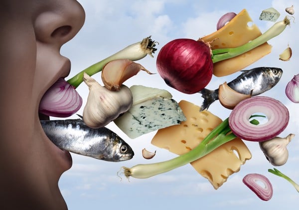 Một số loại thức ăn có thể gây mùi khó chịu trong miệng sau khi ăn.