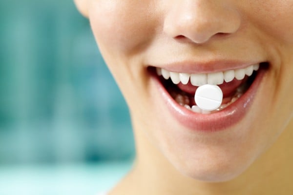 Tác dụng phụ của các loại thuốc kháng sinh cũng ảnh hưởng tới màu sắc của răng.