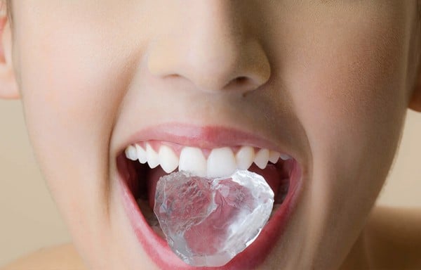 Tính lạnh và cứng của nước đá có thể gây tổn thương tới răng.