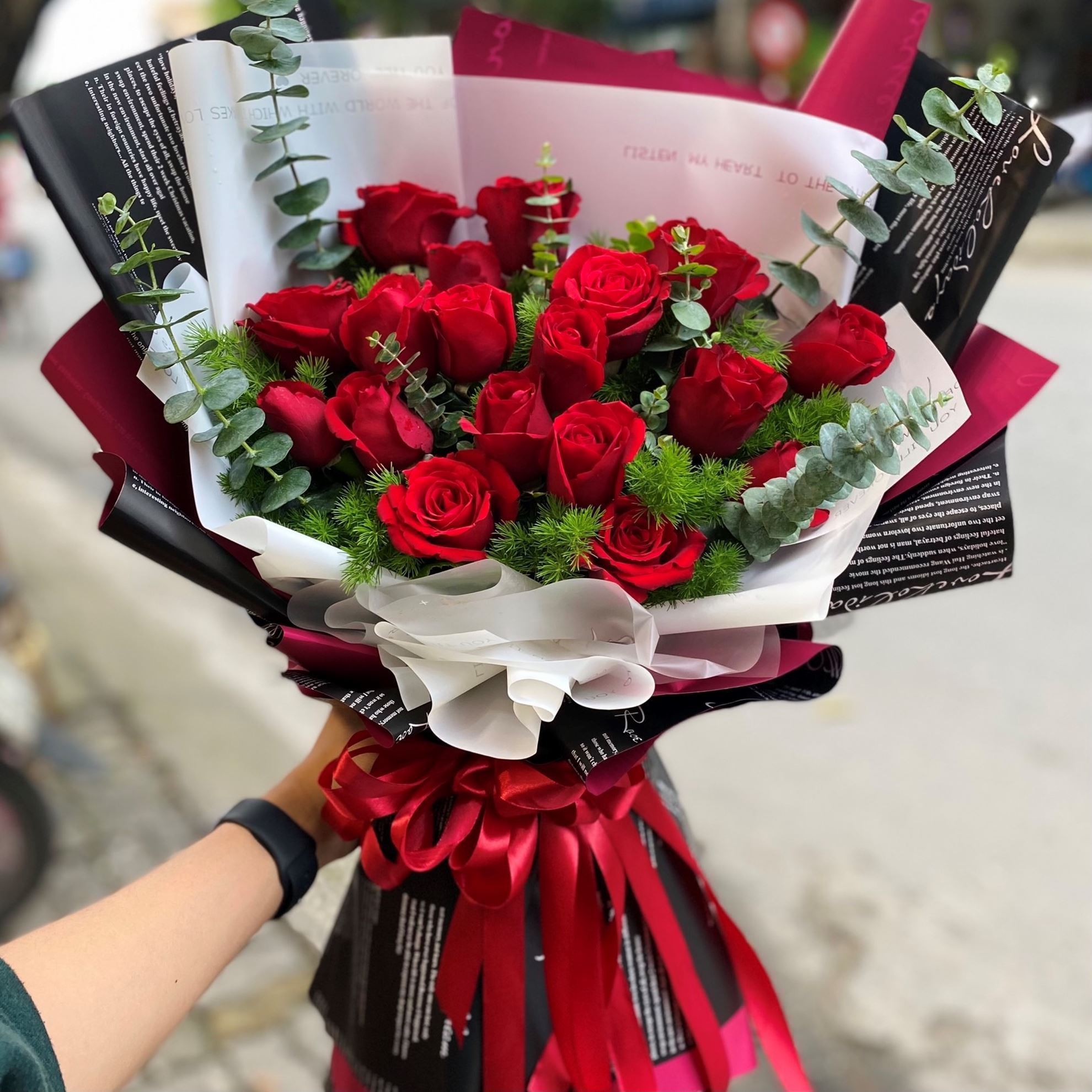 Bó hoa hồng đỏ, giấy đen đỏ - HL38