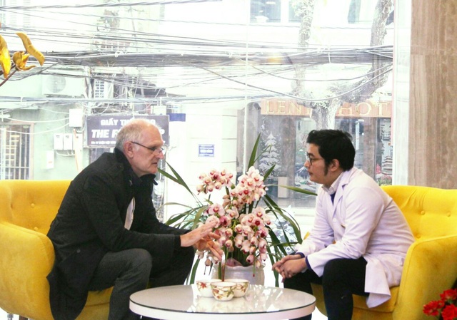 Ảnh Bác sĩ Nguyễn Anh Ngọc làm việc với Tiến sĩ Christoph Klose tại Nha khoa Home