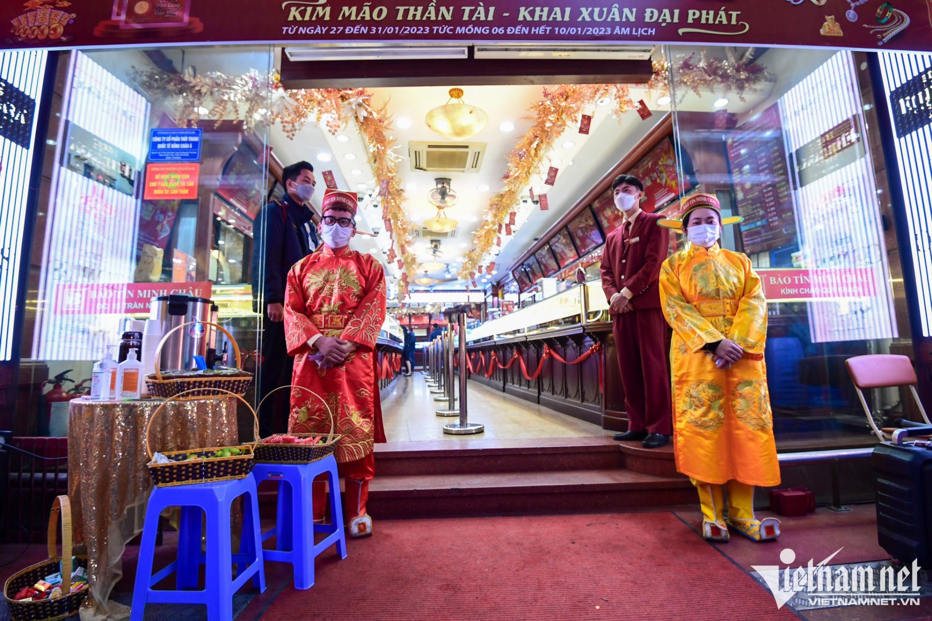 Xếp hàng từ 3h sáng để mua vàng ngày vía Thần Tài ở Hà Nội - Nha Khoa Home