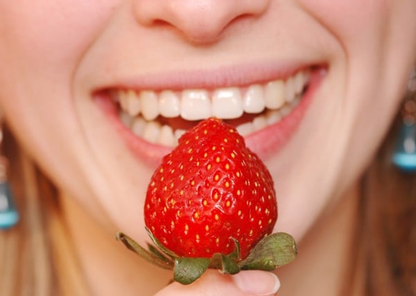 Các loại hoa quả giàu nước hỗ trợ rất tốt cho việc bảo vệ răng miệng và làm trắng răng.