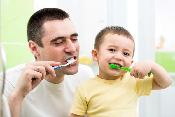 Đánh răng đúng cách là phương pháp đơn giản nhất để làm trắng răng tự nhiên.