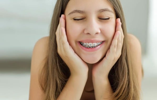 Chỉnh nha giúp các bạn thanh thiếu niên hạn chế những vấn đề răng miệng và sai khớp cắn, tạo ra hàm răng khỏe mạnh và nụ cười đẹp tự tin.