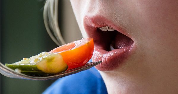 Có thể ăn uống bình thường khi niềng răng không?