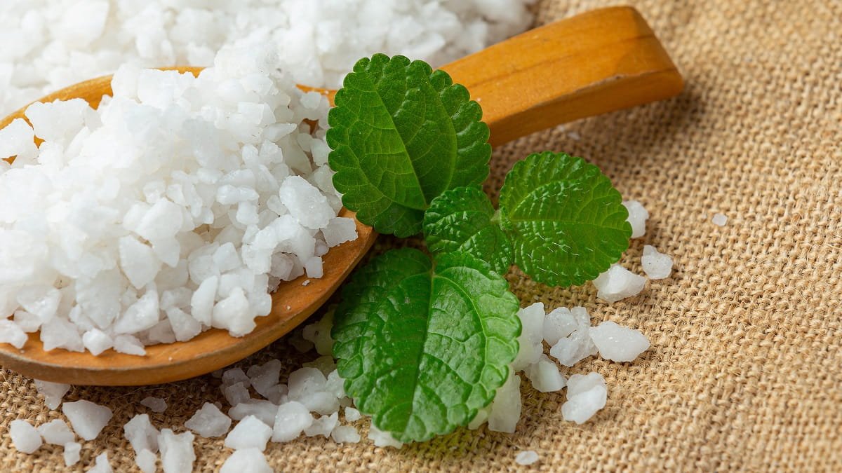 Cách lấy cao răng tại nhà bằng muối